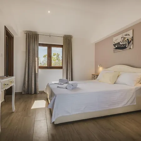 With A Parking Space Rosini, Porec - 24364 Gostinjska kuća 3*